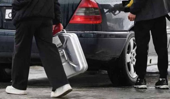 В Ленобласти сняли запрет на заправку бензина в канистры на автозаправках