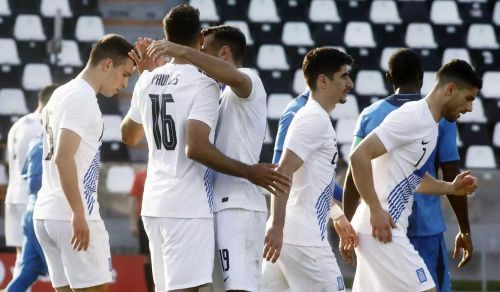 В правительстве Греции требуют отозвать новую форму сборной по футболу