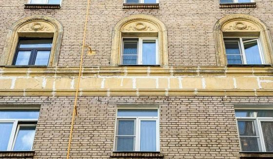 На Большой Филёвской улице в Москве реставрируют дом в стиле советского неоклассицизма