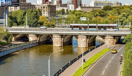 На Лефортовском мосту Москвы обновили покрытие