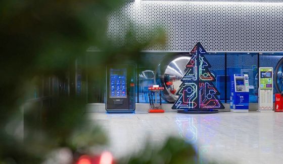 Московские станции метро и транспортные здания получили новогодние украшения