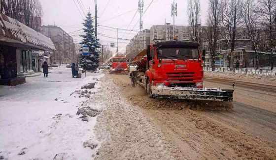 С улиц Воронежа снег убирают 180 спецмашин