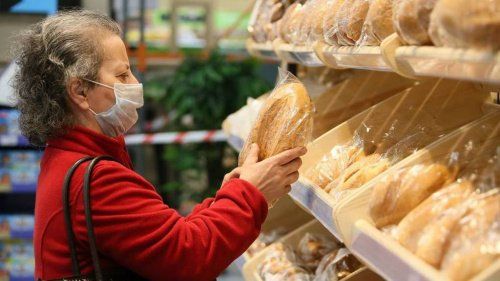 Россияне стали покупать больше хлеба из-за снижения своих доходов