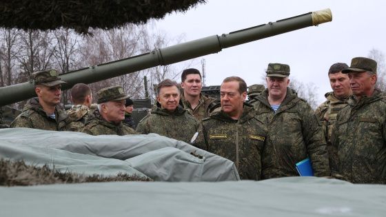 Медведев: размещение британских военных на Украине будет означать объявление войны России