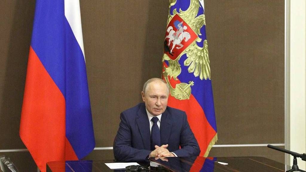 Путин заявил об эффективности российской Конституции
