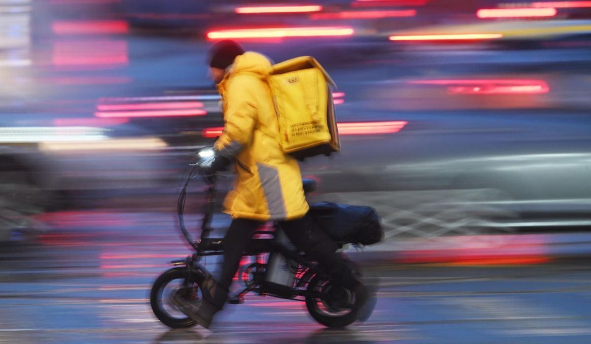 В Совфеде предложили ввести обязательные права для курьеров на электровелосипедах