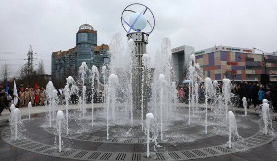 В Петербурге на аллее Чернобыльцев открылся новый фонтан с подсветкой