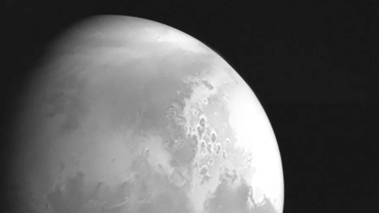 "Роскосмос" опубликовал фото гигантских смерчей на Марсе