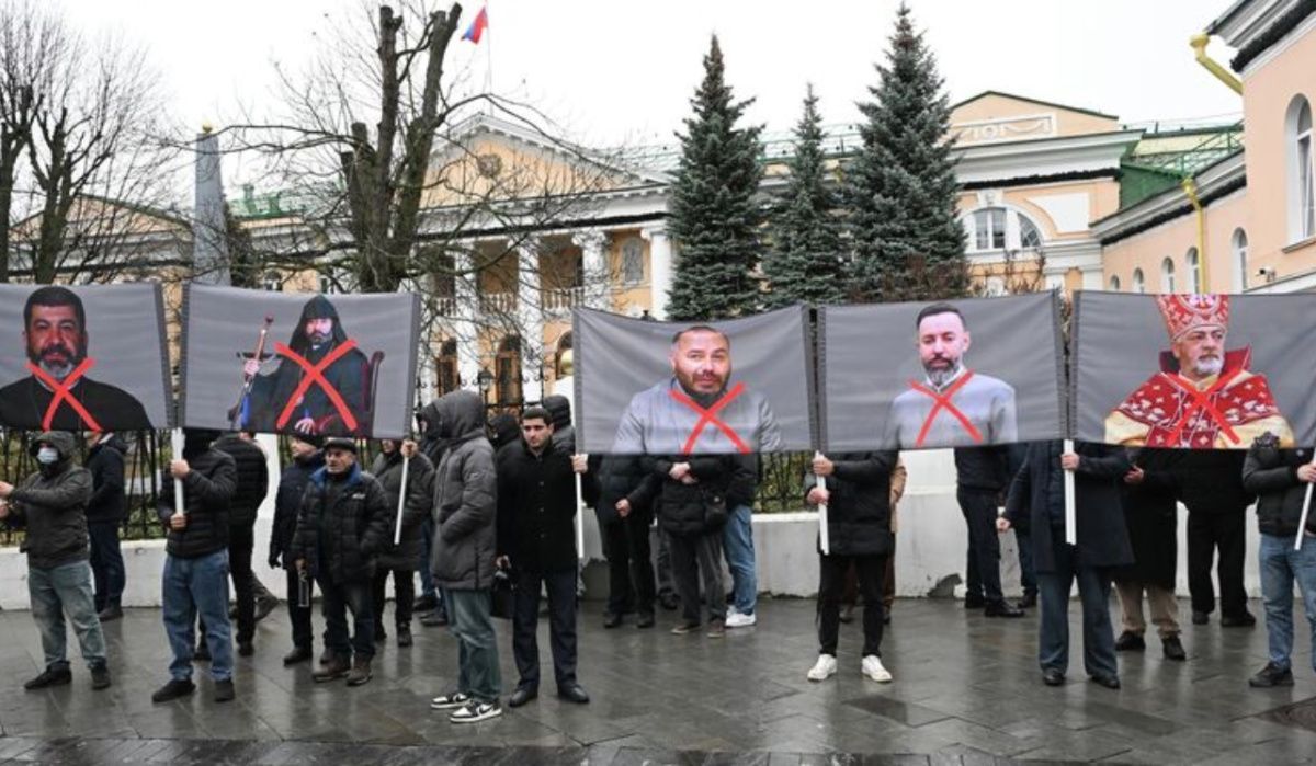 Пашиняна встретили протестом у армянского посольства в Москве