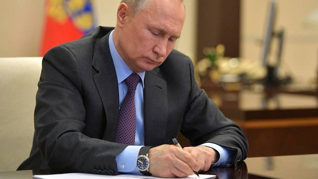 Путин подписал закон об отмене возрастных ограничений для высших должностных лиц