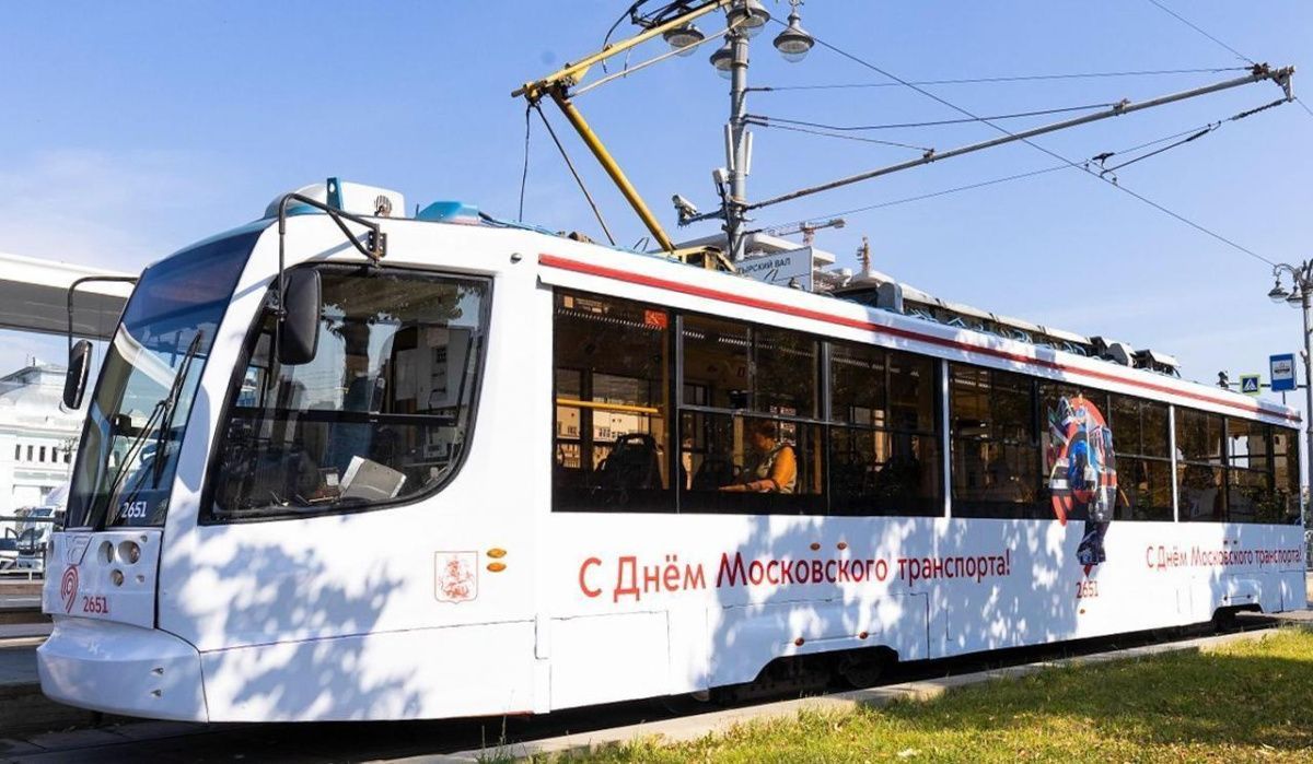 Тематический трамвай начал курсировать на одном из маршрутов центра столицы