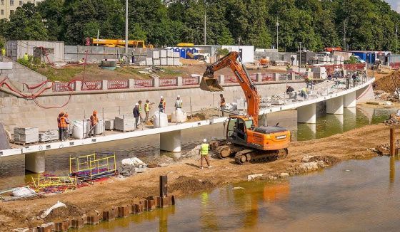 На Болотной набережной установили пролеты нового пешеходного моста