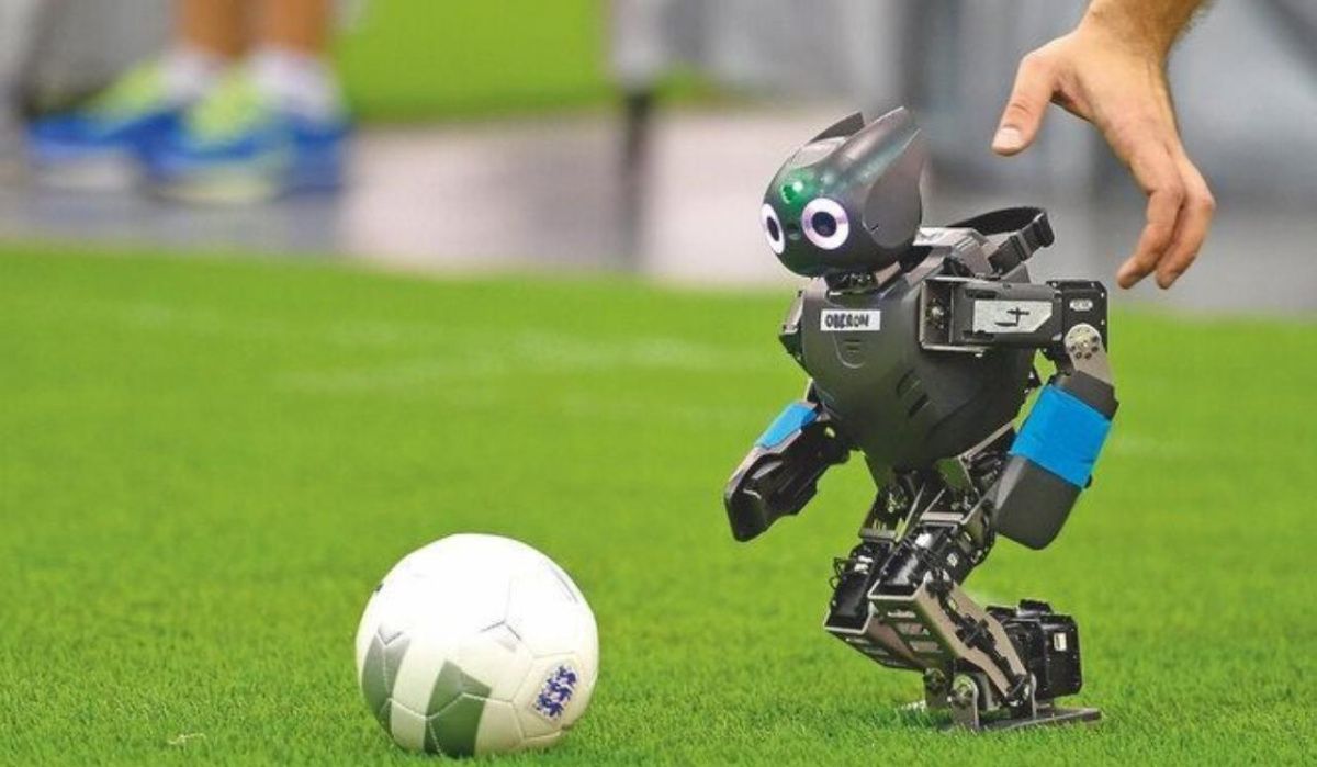 В Тюмени роботы и их создатели поборются в чемпионате по футболу