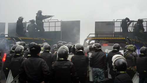 Протестующие захватили резиденцию президента в Алма-Ате