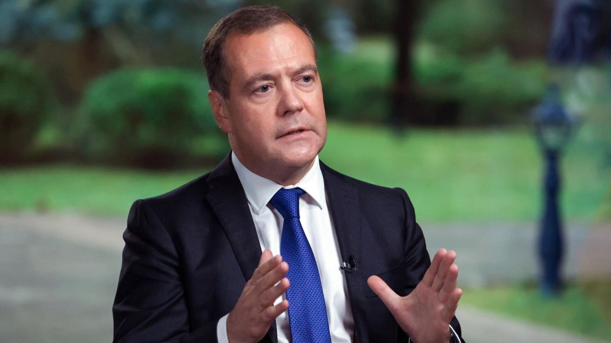 Медведев назвал Зеленского, Байдена и Макрона «биосубстанциями и рептилоидами»