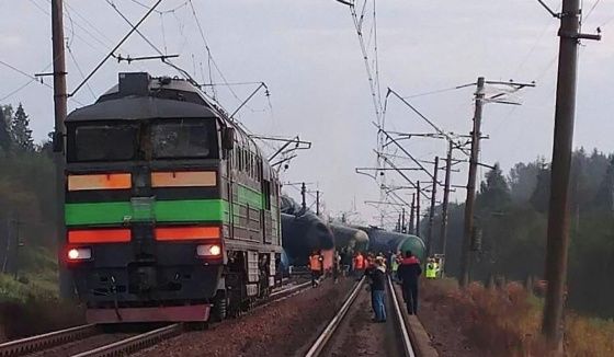 В Ленинградской области произошел сход с рельсов трех вагонов грузового поезда