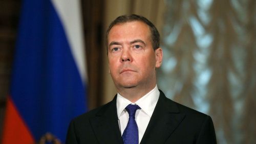 Медведев предложил российским бизнесменам, попавшим под санкции, делать котлеты и булки