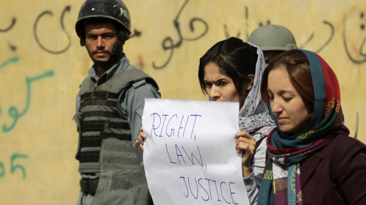 Женщины в Иране вышли на акцию протеста против талибов