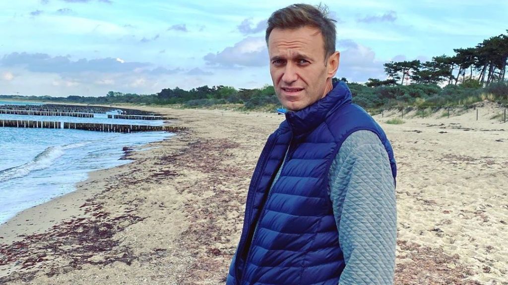 Санкции из-за Навального связали с российской вакциной от коронавируса
