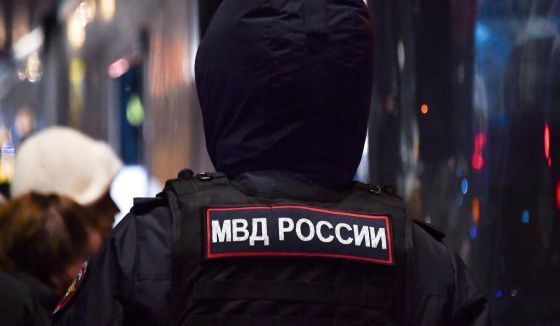 Охранник ТЦ в Петербурге скрылся после стычки с посетителем