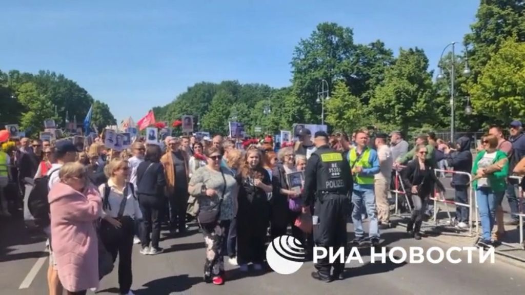 В Германии провокаторы с украинскими флагами пришли на акцию «Бессмертный полк»