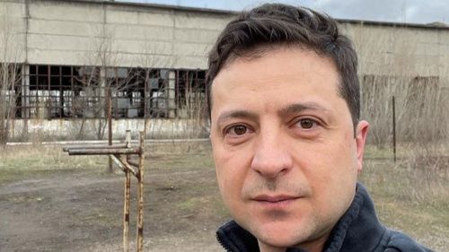 Зеленский сделал селфи на фоне разрухи в Донбассе