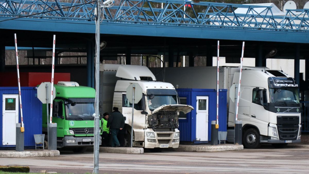 Владельцев грузовиков обязали резервировать дату выезда из России