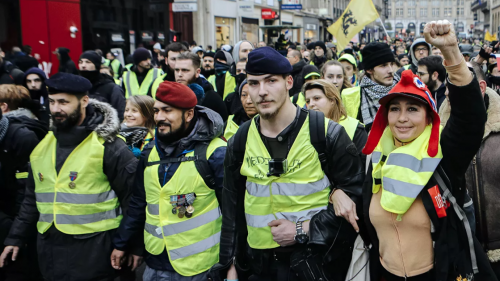 В Париже проходит акция протеста против сокращения рабочих мест