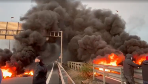 Испанские рыбаки подожгли шины во время акции протеста на мосту