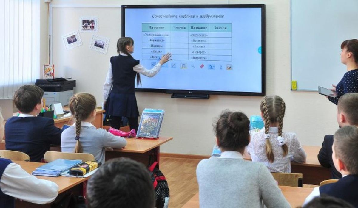 В России более 10 тысяч школ обеспечат государственной символикой