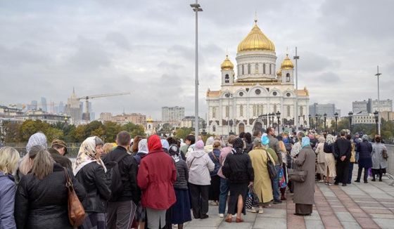 В центре Москвы верующие выстроились в очередь к мощам святителя Спиридона