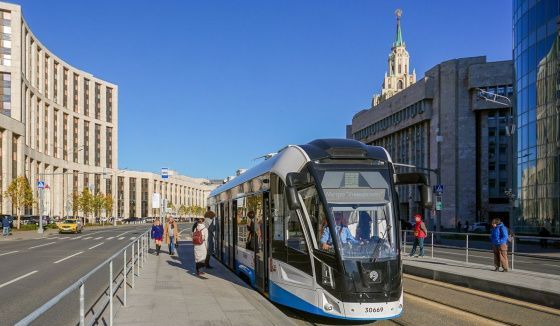 В Москве более 60% трамвайных остановок оснастили приподнятыми платформами