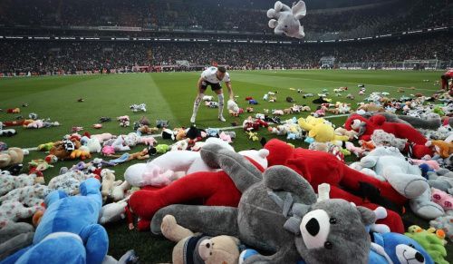 Матч турецкого чемпионата по футболу был приостановлен из-за сотен игрушек на поле