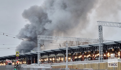 Спасатели больше часа борются с пожаром в центре Москвы