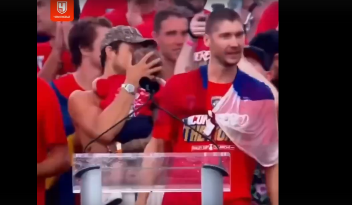 Вратарь "Флориды" обернулся российским триколором на чемпионском параде