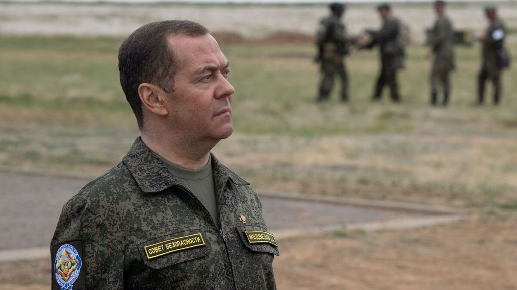 Медведев ответил на слова о несовременной российской армии