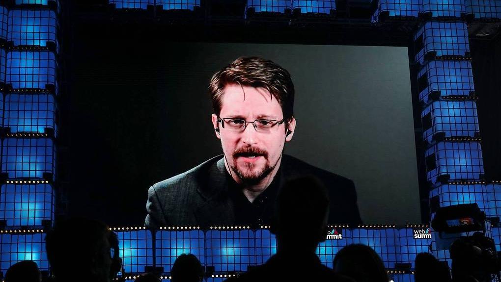 Эдвард Сноуден получил в России бессрочный вид на жительство