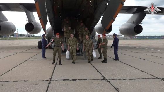 90 российских военных вернулись из плена ВСУ в Москву