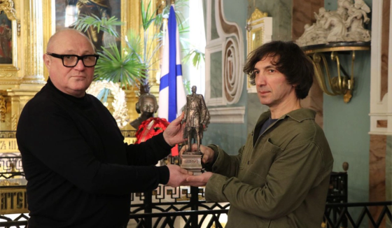 Петербургу подарили странную статую Петра I