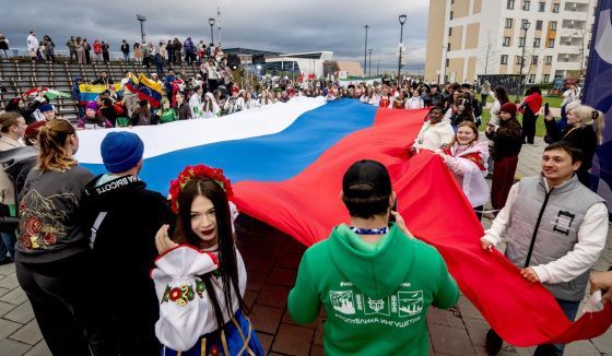 В Екатеринбурге развернули российский флаг площадью 200 квадратных метров