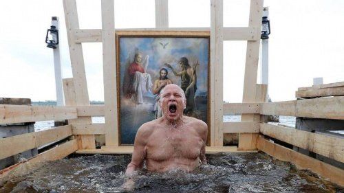В Госдуме напомнили об опасности ныряния в прорубь на Крещение