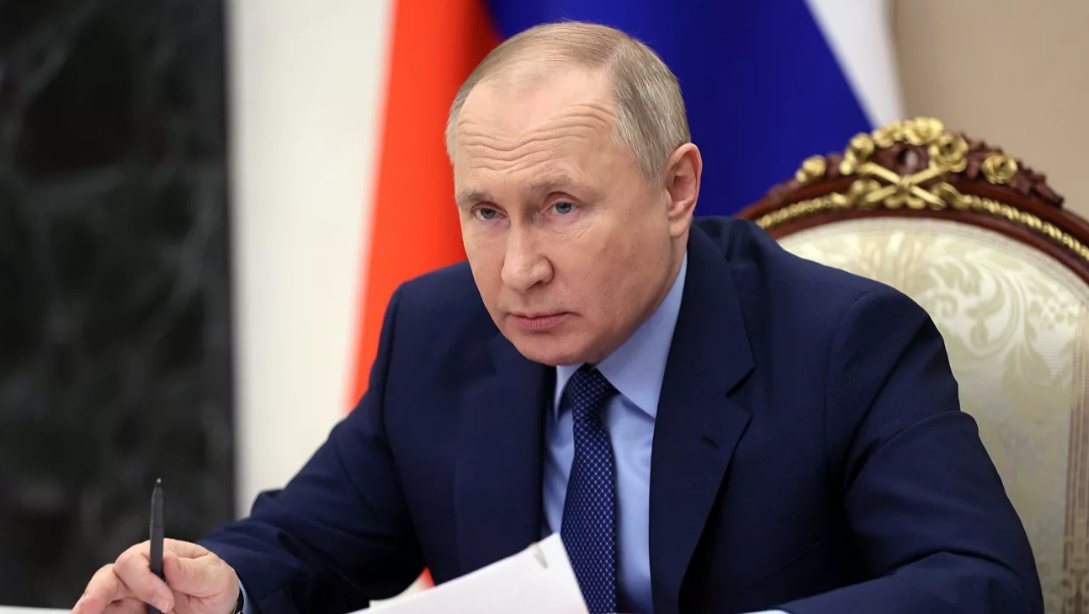 Путин ударил кулаком по столу во время совещания