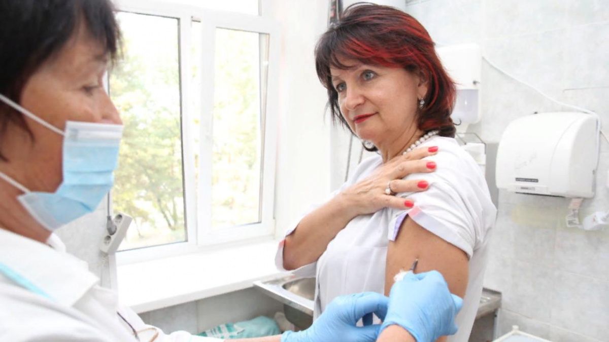 Разработчики ковид-вакцины объяснили заражение медиков в Алтайском крае после прививки