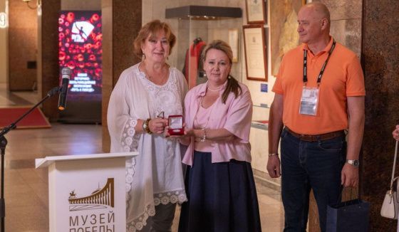 Музею Победы передали памятную монету к 150-летию Николая Бурденко