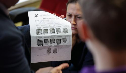 Представитель МГУТУ научил юных криминалистов исследовать документы и снимать отпечатки пальцев