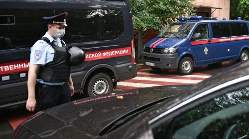 В Москве со здания упала облицовка и ранила двоих детей