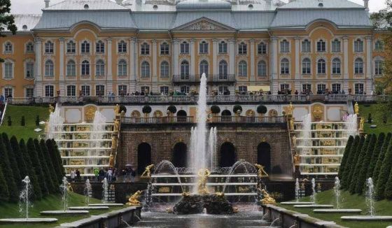 Названа дата запуска фонтанов в Петергофе