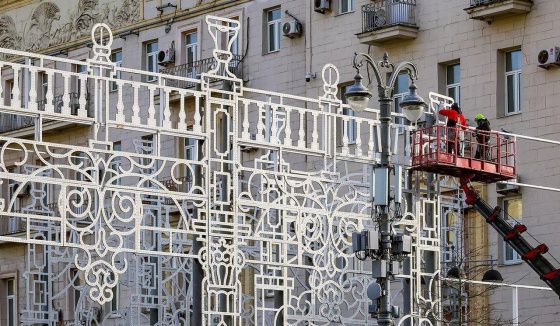 Завершается монтаж самой длинной новогодней арки Москвы на Тверской площади