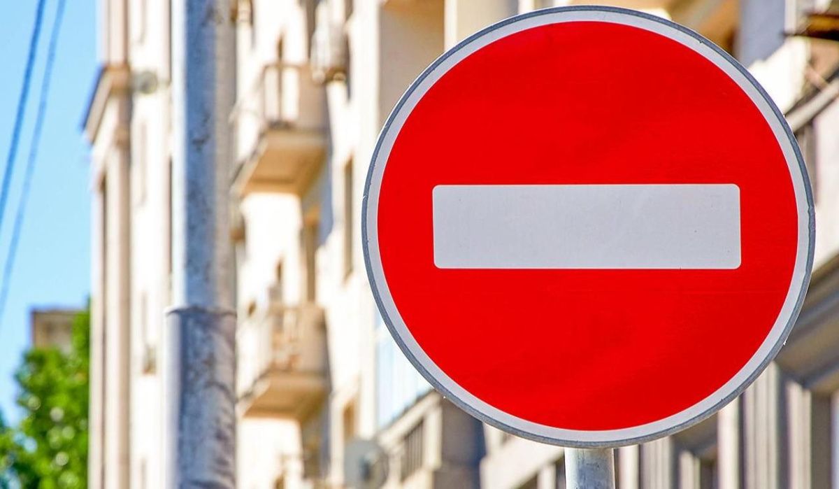 В апреле и мае в округах Москвы временно изменят схему движения транспорта