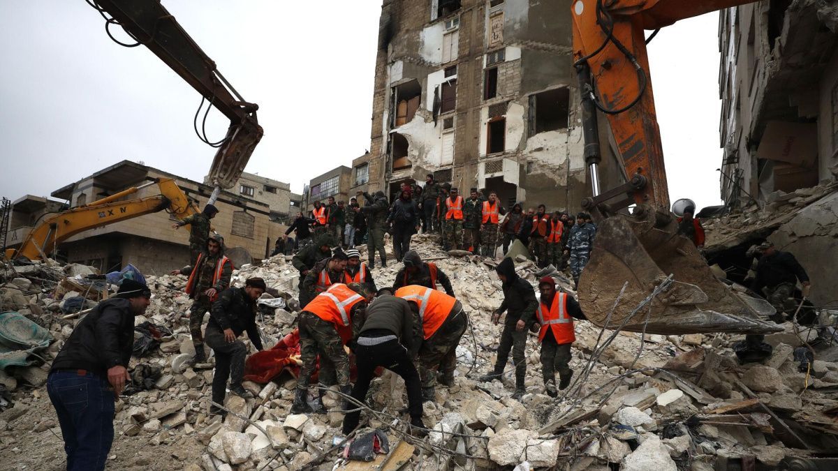 Российские военные спасли десятки человек из-под завалов после землетрясения в Сирии